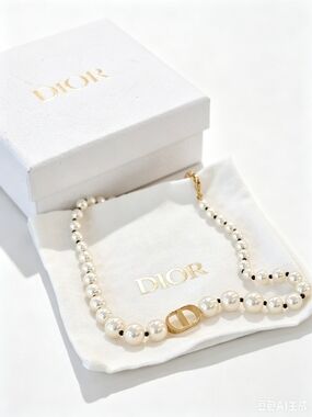 DIOR Pearl and Gold Logo Necklace - White Pearlescent